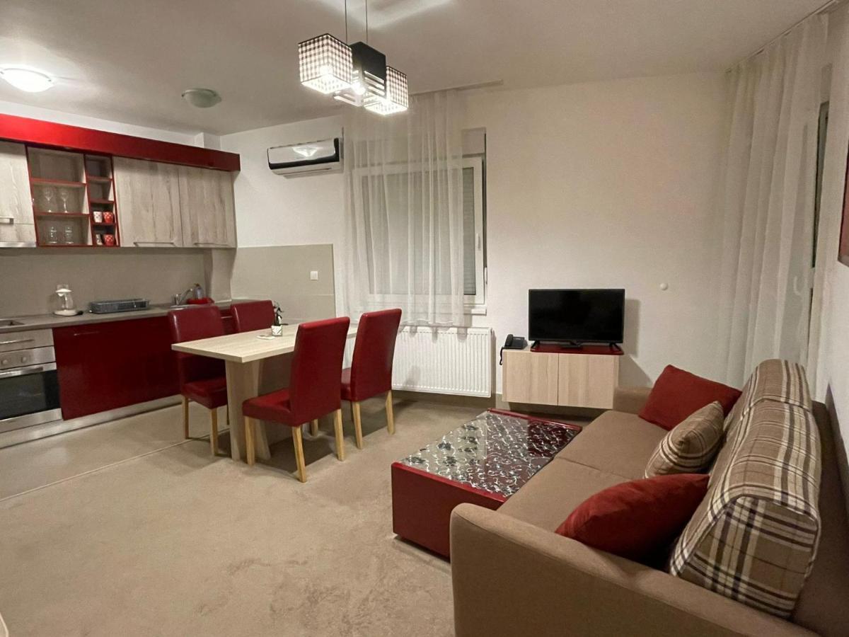 Holiday Wing Apartments Ягодина Экстерьер фото