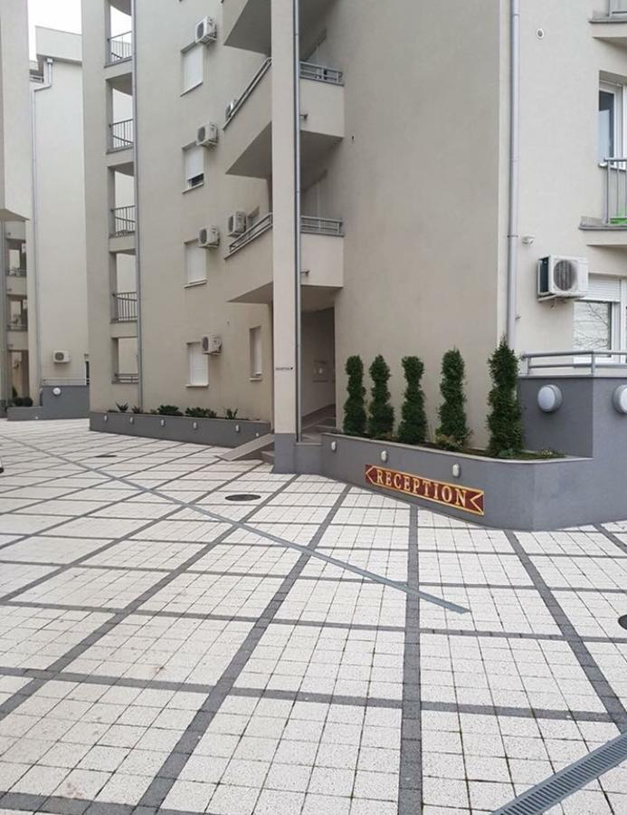 Holiday Wing Apartments Ягодина Экстерьер фото