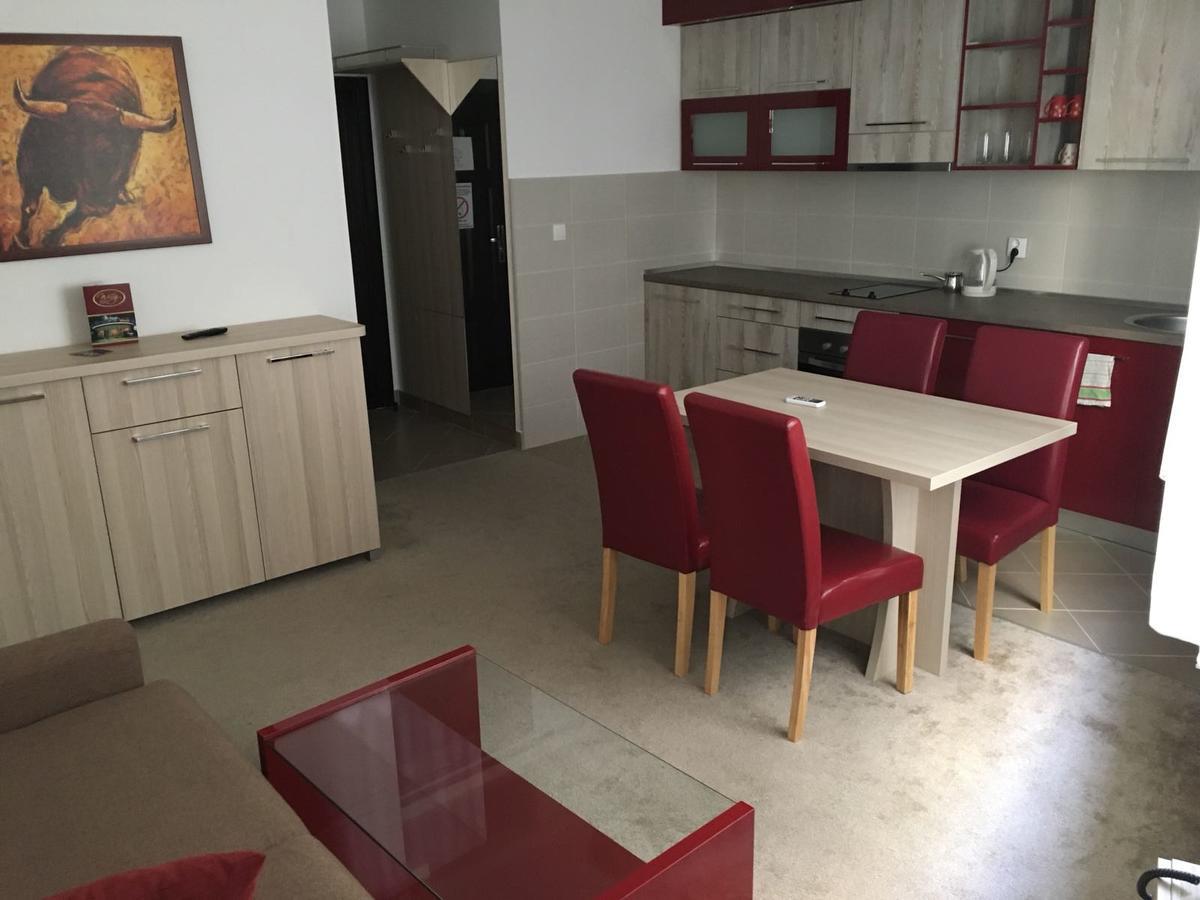 Holiday Wing Apartments Ягодина Экстерьер фото